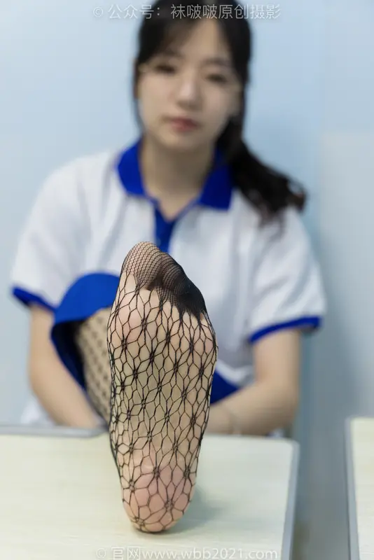 小甜豆-高跟鞋、黑色蕾丝网袜、校服裤里丝(花絮版) - BoBoSocks袜啵啵
